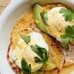 Eggs Benedict mit Avocado