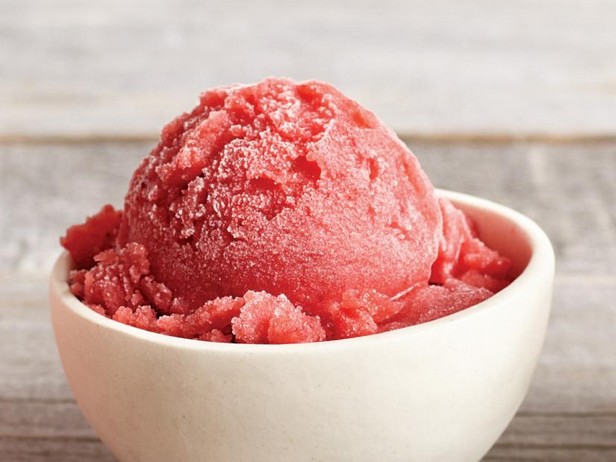 Wie man Erdbeersorbet mit Grand Marnier im Mixer zubereitet
