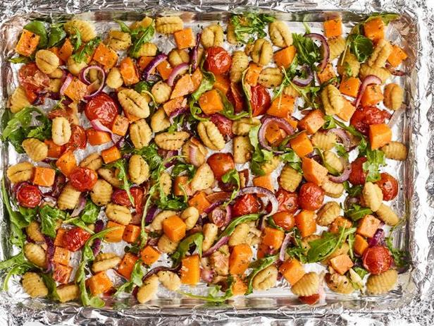 So bereiten Sie Butternusskürbis-Rucola-Gnocchi auf einem Backblech zu