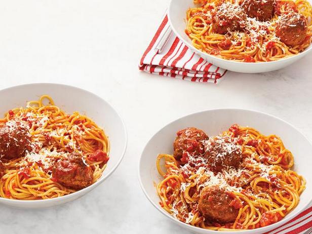 Wie man Spaghetti mit Fleischbällchen zubereitet