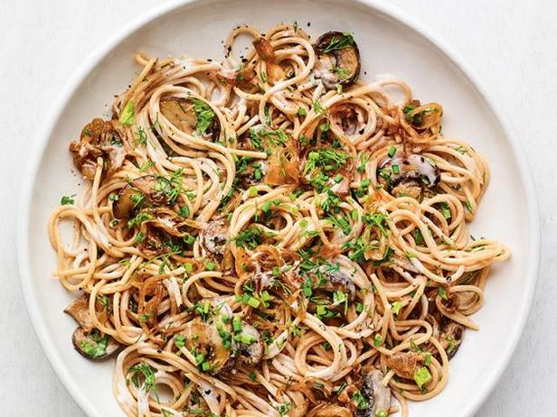 Wie man Spaghetti mit karamellisierten Zwiebeln und Champignons zubereitet