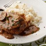 Rindfleischschnitzel in Zwiebelsoße mit Pilzen