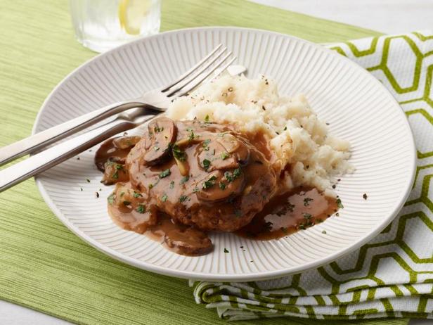 طريقة تحضير شرائح اللحم البقري في مرق البصل مع الفطر