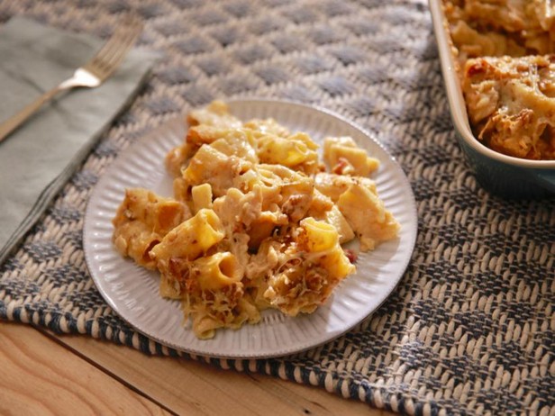Wie man Makkaroni mit Käse, Brie und Walnüssen zubereitet