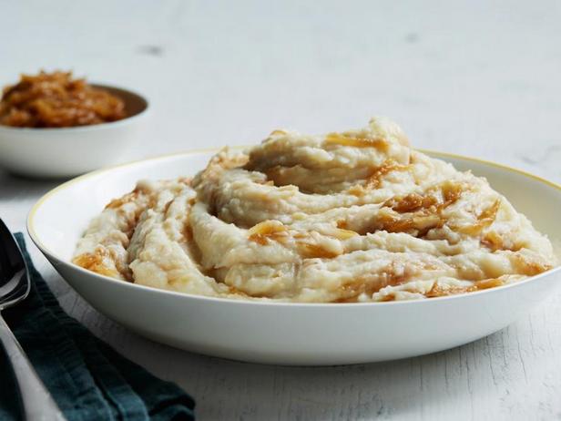 Zubereitung - Kartoffelpüree mit geröstetem Knoblauch und karamellisierten Zwiebeln