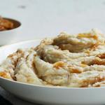 Kartoffelpüree mit geröstetem Knoblauch und karamellisierten Zwiebeln