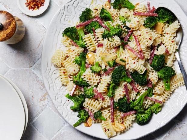 Zubereitung - Knoblauch-Nudelsalat mit Salami und Brokkoli