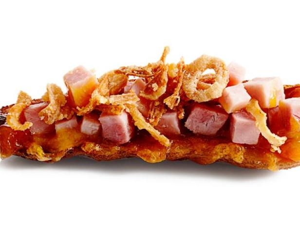 Come preparare le bucce di patate con pesche e prosciutto