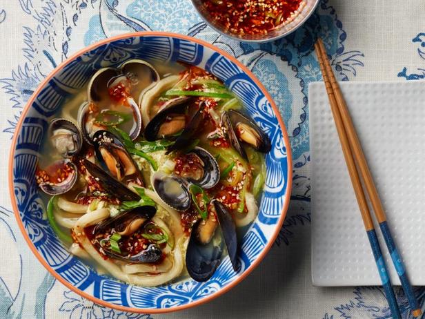 Zubereitung von Haemul Kalguksu: Koreanische Meeresfrüchte-Nudeln