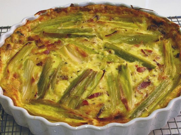 So bereiten Sie eine Quiche mit Lauch, Speck und Gruyère ohne Teig zu