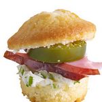 Teesandwich mit Maismuffin und Schinken