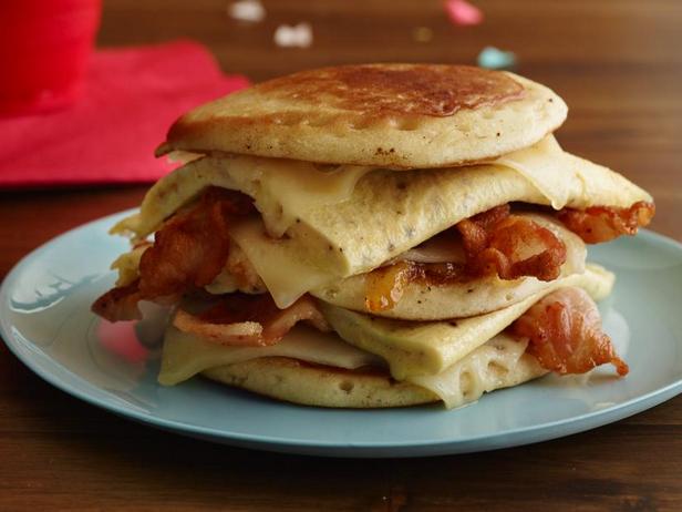 Come preparare dei panini con pancetta, uova e formaggio, perfetti per combattere i postumi di una sbornia.