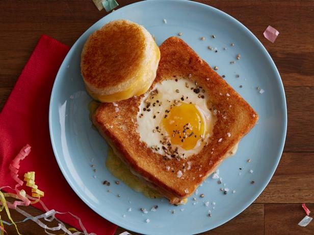 Rezept für ein Sandwich mit Spiegeleiern in einem warmen Käse gegen Kater