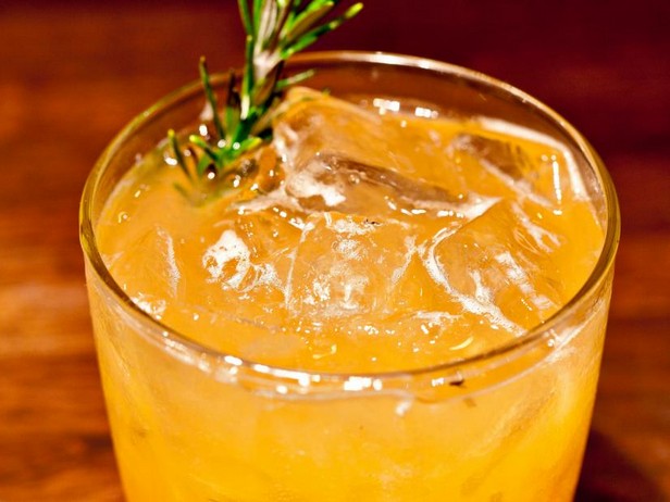 So bereiten Sie den Rosemary War Cocktail zu