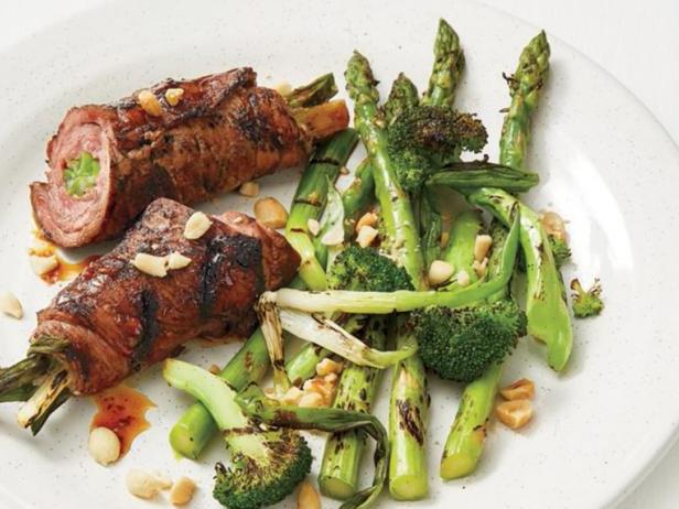 Wie man japanische Steakröllchen zubereitet