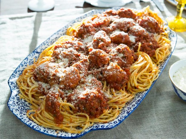 Wie man Spaghetti mit Fleischbällchen zubereitet