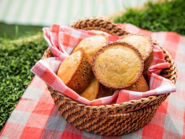 Wie man Maisbrot mit Walnüssen und Thymian zubereitet