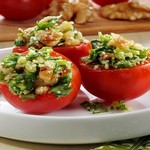Gefüllte Kirschtomaten mit Walnüssen und Rucola