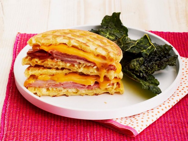 Zubereitung - Schinken-Käse-Waffelsandwiches mit Grünkohlchips