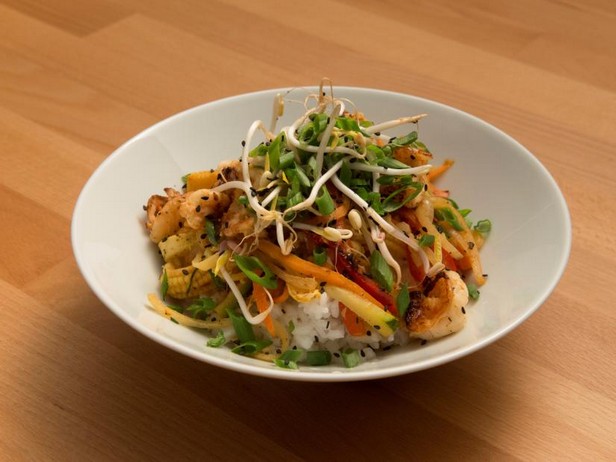 Wie man Teppanyaki-Garnelen mit Calrose-Reis zubereitet