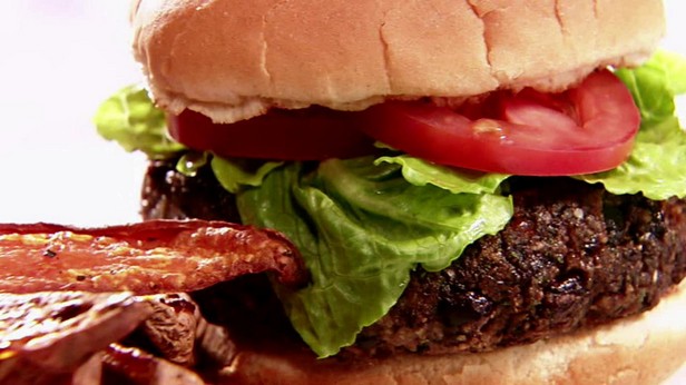 Wie man schwarze Bohnenburger zubereitet