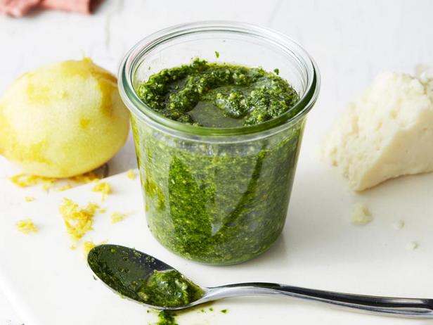 Wie man Cashew-Grünkohl-Pesto zubereitet