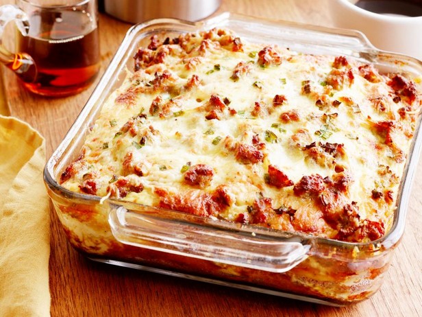 Pfannkuchenauflauf mit Fleisch und Käse zum Frühstück