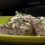 Filet Mignon mit Gorgonzola und Penne-Nudeln mit geröstetem Knoblauch, Tomaten und Rucola