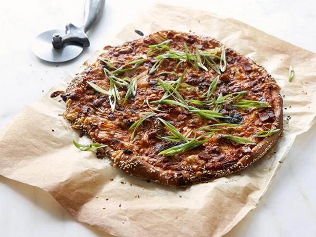 Wie man Kimchi-Speck-Pizza zubereitet