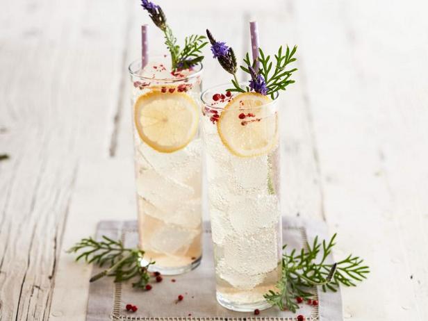 Zubereitung - Wodka mit Soda, Lavendel und rosa Pfefferkörnern