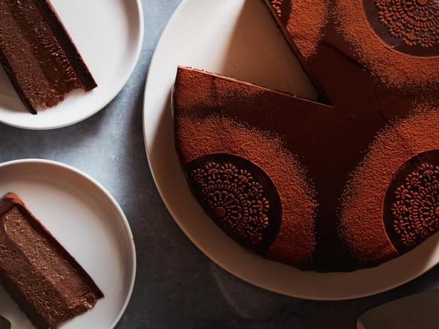 Wie man eine geschichtete Schokoladenmoussetorte zubereitet