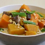 خضراوات شتوية مطهوة ببطء في حليب جوز الهند