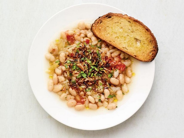 Zubereitung von weißen Bohnen aus dem Slow Cooker