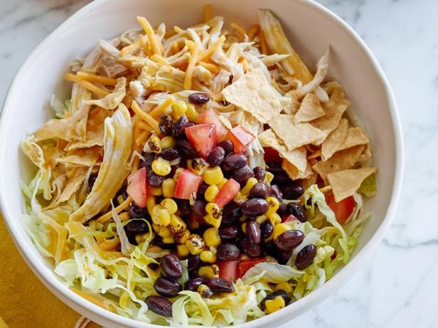 Come preparare l'insalata di taco con pollo, mango e chipotle