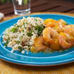 روبيان مغطى بصلصة المانجو وأرز القرنبيط