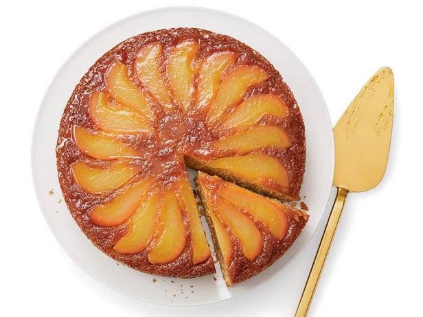 Wie man einen umgedrehten Ahorn-Birnen-Kuchen zubereitet