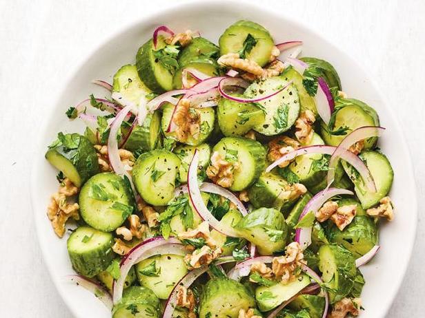 So bereiten Sie Gurken-Walnuss-Salat zu