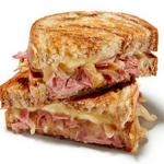 Warme Sandwiches mit Käse, Corned Beef und Sauerkraut