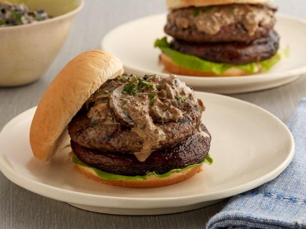 Wie man Rindfleisch-Stroganoff-Burger zubereitet