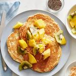Haferflockenpfannkuchen mit Chiasamen, Mango, Ananas und Kiwi
