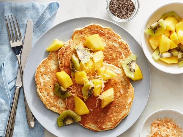 Rezept für Haferflockenpfannkuchen mit Chiasamen, Mango, Ananas und Kiwi