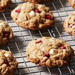 Haferflockenkekse mit Joghurtgranulat und Erdbeeren