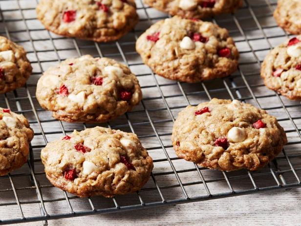 So backen Sie Haferflockenkekse mit Joghurtgranulat und Erdbeeren