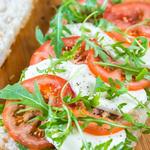 Focaccia-Tee-Sandwich mit Oliven