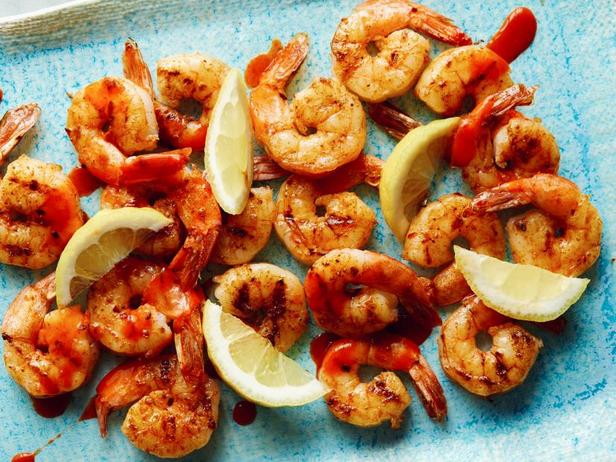 วิธีทำกุ้งหมักเครื่องเทศ Old Bay บนกระทะย่าง