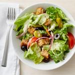 Hausgemachter Salat mit Oliven