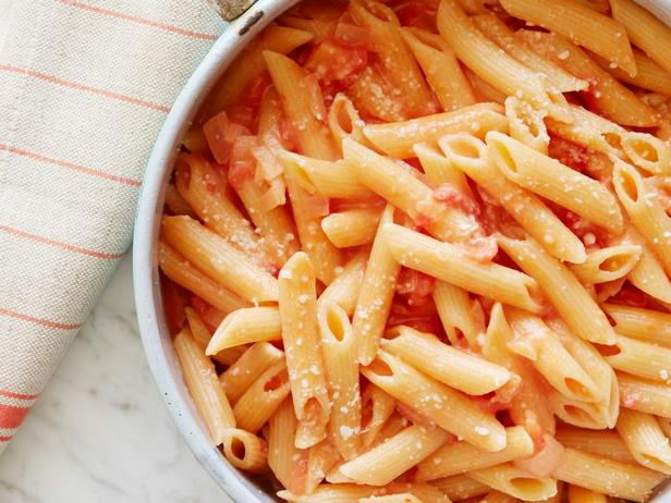 Wie man Penne alla Vodka Pasta in einem Topf zubereitet