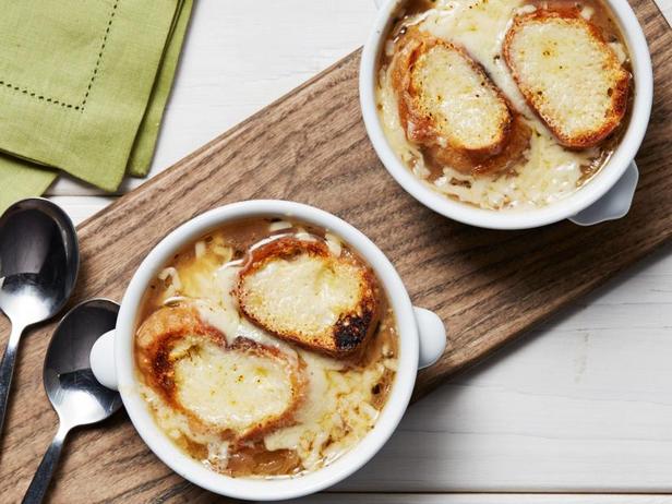 Wie man Zwiebelsuppe zubereitet