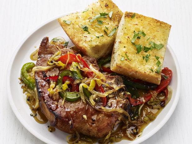 Wie man natürliche Schweinekoteletts mit Zwiebeln und Paprika zubereitet