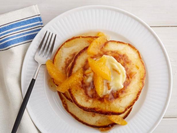 Wie man Pfannkuchen mit Orangenmarmelade zubereitet